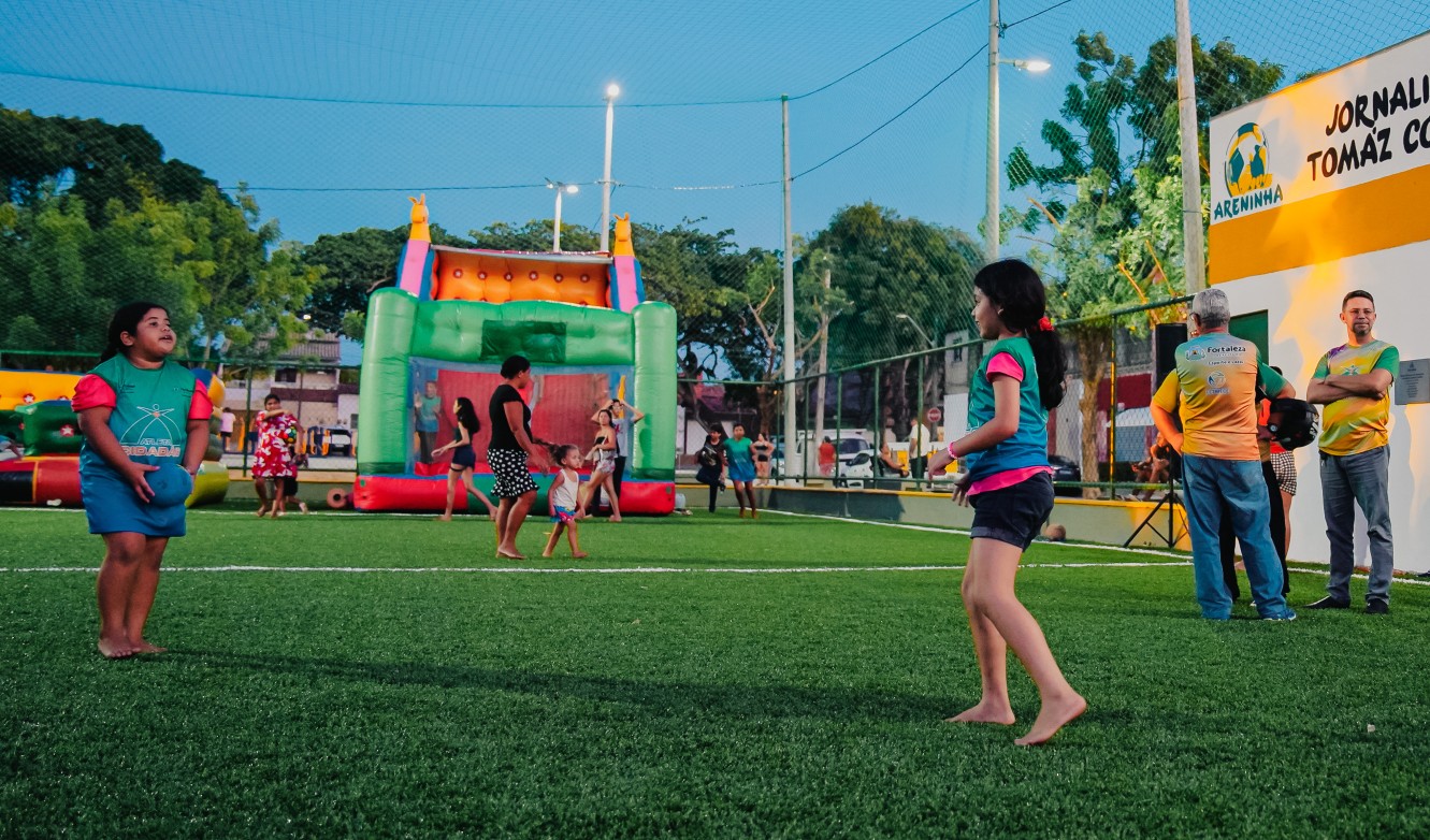 crianças brincando numa areninha